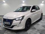 la voiture blanche est garée sur un sol en damier dans le garage