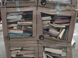 une pile de livres posée sur un chariot dans un entrepôt