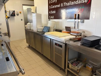 une cuisine avec beaucoup de nourriture sur le plan de travail