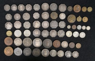 un grand nombre de pièces de monnaie qui se trouvent sur une surface noire