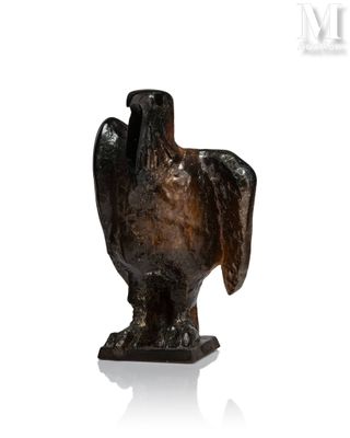 sculpture représentant un oiseau posé sur un socle, sur une surface blanche