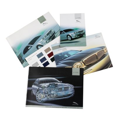 Quatre cartes postales représentant différentes voitures sont représentées sur un fond blanc.