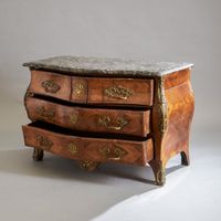 Commode tombeau en placage de bois de rose dans des encadrem… (photo 2)