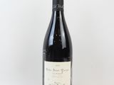 une bouteille de vin posée sur une table