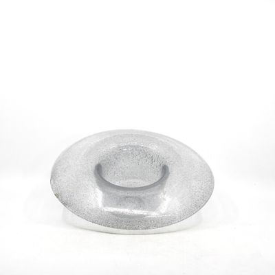 un saladier en verre posé sur une surface blanche, avec un fond blanc