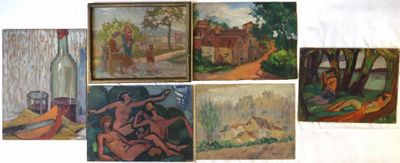 Plusieurs tableaux représentant une femme et un homme sont accrochés au mur.