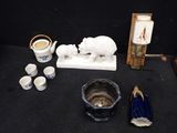 de nombreux objets posés sur une table noire