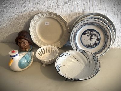 plusieurs assiettes et bols posés sur une table