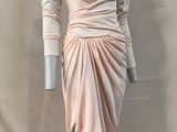 une photo d'un mannequin vêtu d'une robe rose