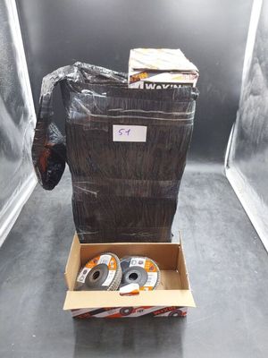une boîte en carton contenant un CD