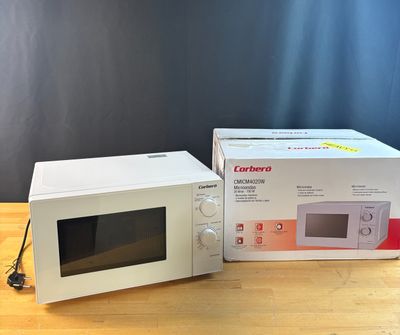 deux fours à micro-ondes blancs posés sur une table en bois