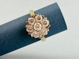un gros plan d'une bague en or ornée d'un motif floral