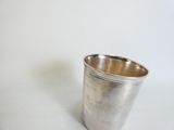 une coupe en argent posée sur une table