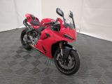 une moto rouge garée dans une pièce
