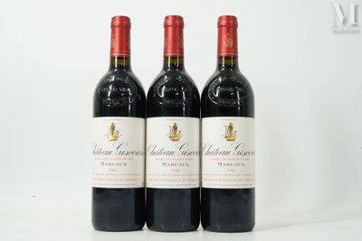 trois bouteilles de vin rouge sont alignées sur une surface blanche