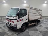 un camion blanc garé sur un sol à damier