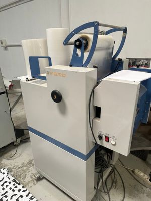 une machine placée au milieu d'une pièce