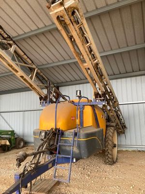 une image représentant un tracteur équipé d'une grue à l'arrière
