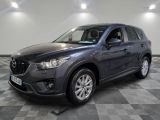 le mazda cx - 5 est garé sur un sol en damier