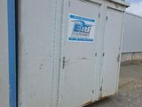 des toilettes portables blanches installées au milieu d'un parking