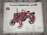 On voit un tracteur rouge posé sur un parquet, sur fond blanc.