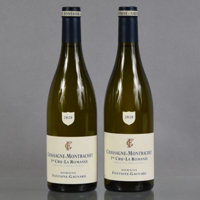 deux bouteilles de vin posées sur une table l'une à côté de l'autre