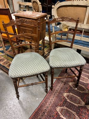 two chairs that are sitting next to each other