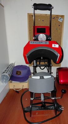 une machine rouge et noire posée sur un parquet en bois massif