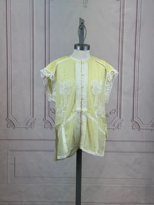 une photo d'une robe sur un mannequin posé devant un mur