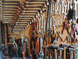 de nombreux outils accrochés au mur du garage