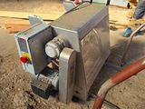 une machine posée à même le sol, dans la terre