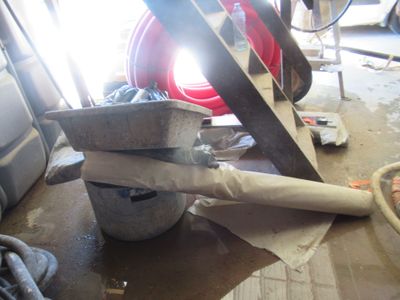 quelqu'un est en train de travailler sur une pièce de métal dans un garage