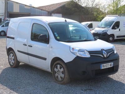 une camionnette blanche garée dans un parking
