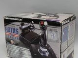 une boîte contenant une manette de jeu
