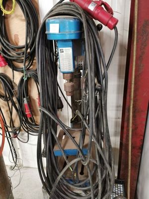 un faisceau de fils reliés à une machine