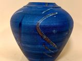 un vase bleu posé sur une table