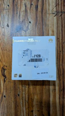une carte blanche sur laquelle figure un code-barres, posée sur une table en bois