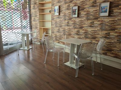 une table et des chaises dans une pièce dont l'un des murs est en briques