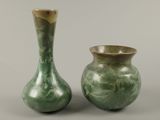 deux vases posés l'un à côté de l'autre sur une table