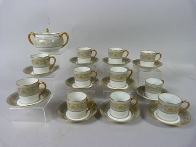 un grand nombre de tasses et de soucoupes sur une table
