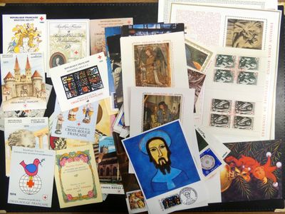 de nombreux types de timbres et de cartes postales sur la table