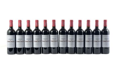 six bouteilles de vin rouge sont alignées