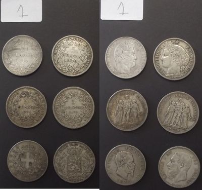 Plusieurs types de pièces d'argent sont exposés sur un fond noir