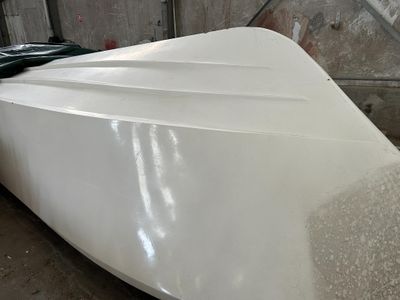 un bateau blanc qui est garé dans un garage