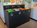 un comptoir noir sur lequel sont posés plusieurs frisbees