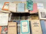 une pile de vieux livres posés sur une table