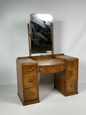 une photo d'un bureau en bois surmonté d'un miroir