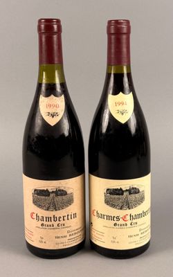 deux bouteilles de vin posées l'une à côté de l'autre sur une table