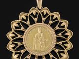 un gros plan d'une médaille d'or sur fond noir