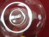 une personne tenant un verre à vin à la main